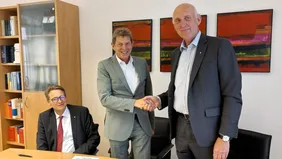 Dr. Hans Bartosch (Mitte) und Professor Walter Schober (r.) besiegeln gemeinsam die neue Stiftungsprofessur – ein wichtiger Meilenstein für Forschung, Lehre und Innovation im Bereich unbemannter Luftfahrt (Foto: THI).