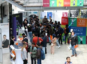Gut besucht: Viele Studierende nutzten die Gelegenheit, sich über Karrieremöglichkeiten zu informieren (Foto: THI).