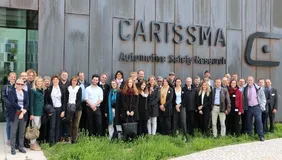 Abbildung: Die Teilnehmer der Transferwerkstatt 2019 vor dem Forschungs- und Testzentrum CARISSMA in Ingolstadt 