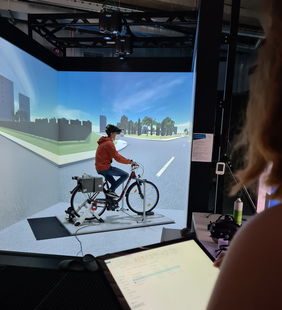 Ein Schüler probiert die Augmented Reality Brille im virtuellen Umfeld aus