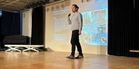 Discovering futures: Dr. Gerhard Schönhofer took pupils from Wolnzach on a voyage of discovery (Photo: THI).