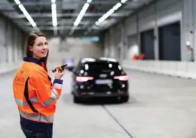 Spannende Einblicke für Schülerinnen: Der Techniktag zeigt verschiedene Facetten des MINT-Bereichs (Foto: THI). Frau in Warnweste mit Funkerät im Carissma, im Hintergrund schwarzer PKW