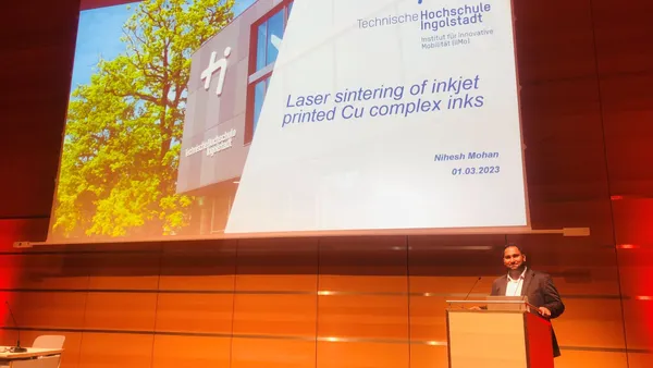 Bild von Präsentation zum AGE-Projekt auf der Leinwand und Sprecher