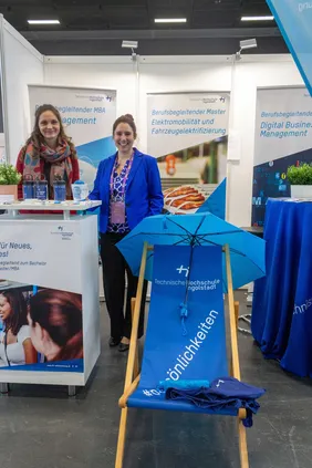 Frauen am Messestand