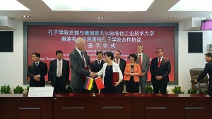 Personen bei Austausch von Flaggen und Vertragsunterzeichnung, in China