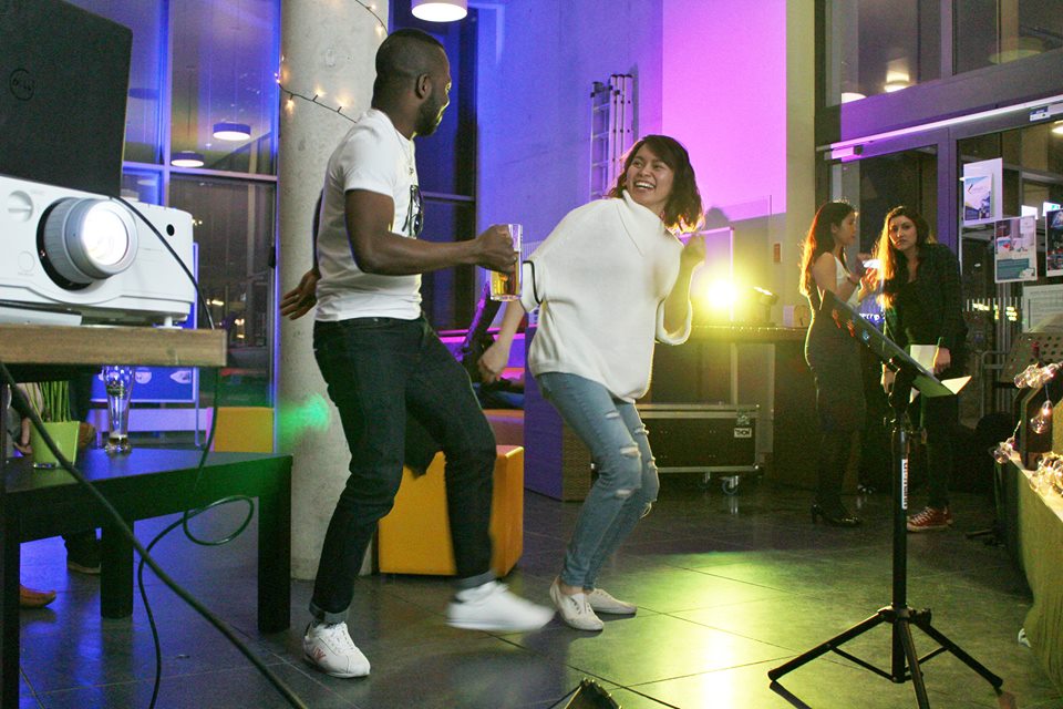 Ausländische Studierende tanzen bei einer Party