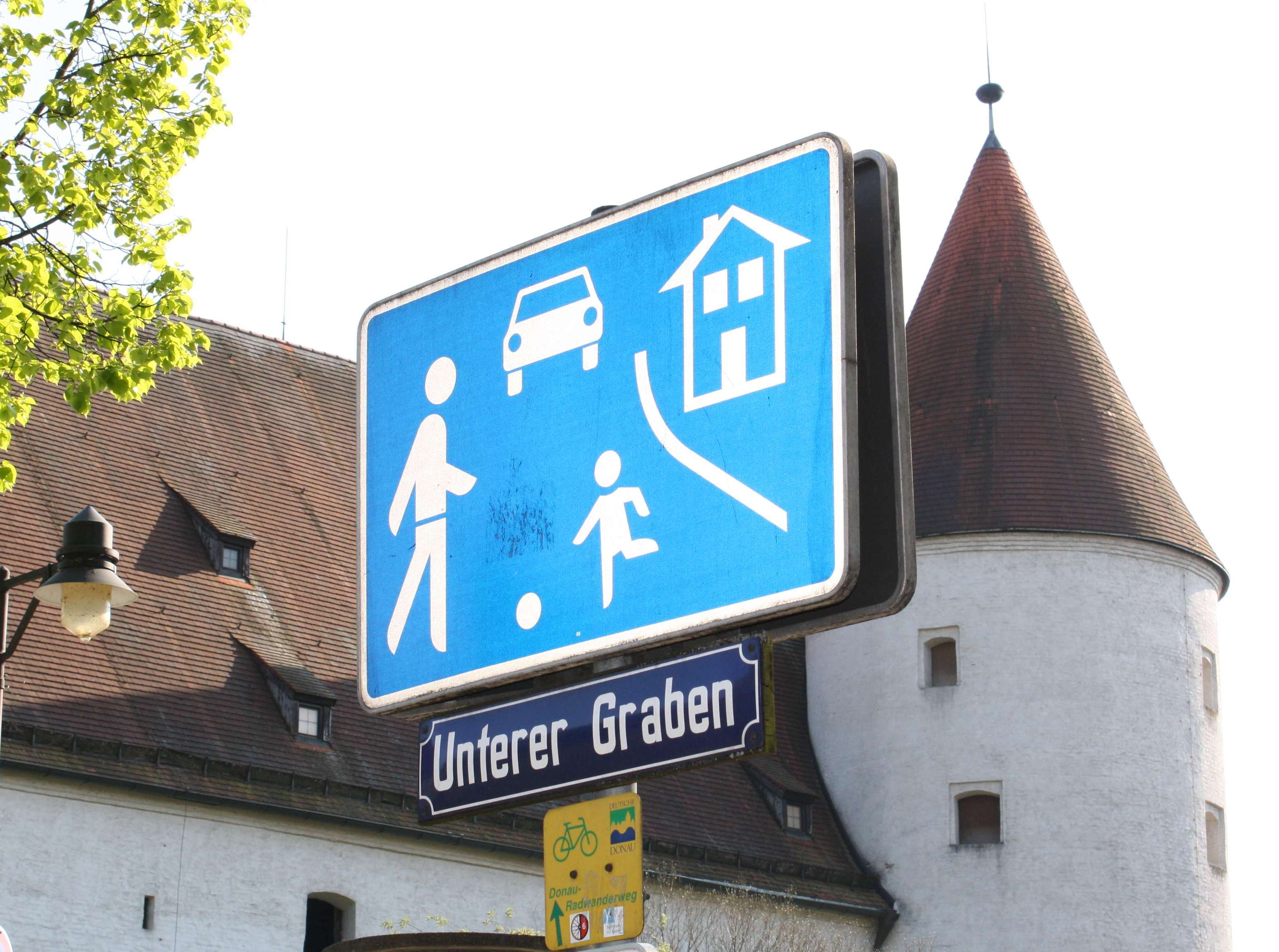 Road sign: pedestrian area.