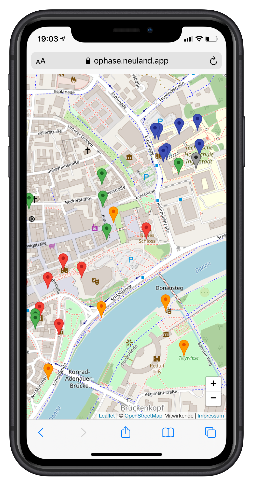 mock-up Handy mit Stadtplan und Fähnchen