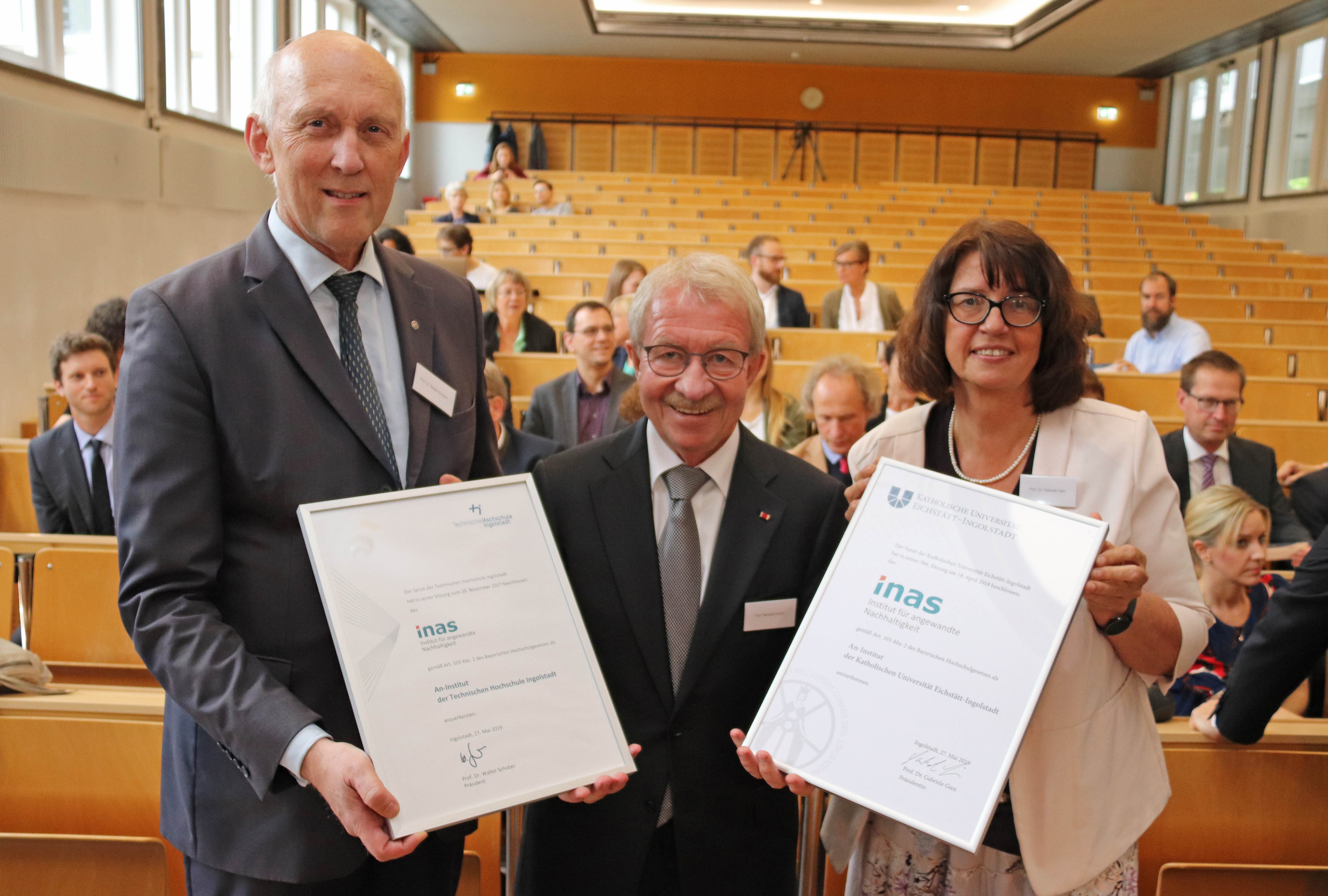 THI President Schober, Prof. Reinhard Büchl, KU president Gien holding cerfificates in their hands