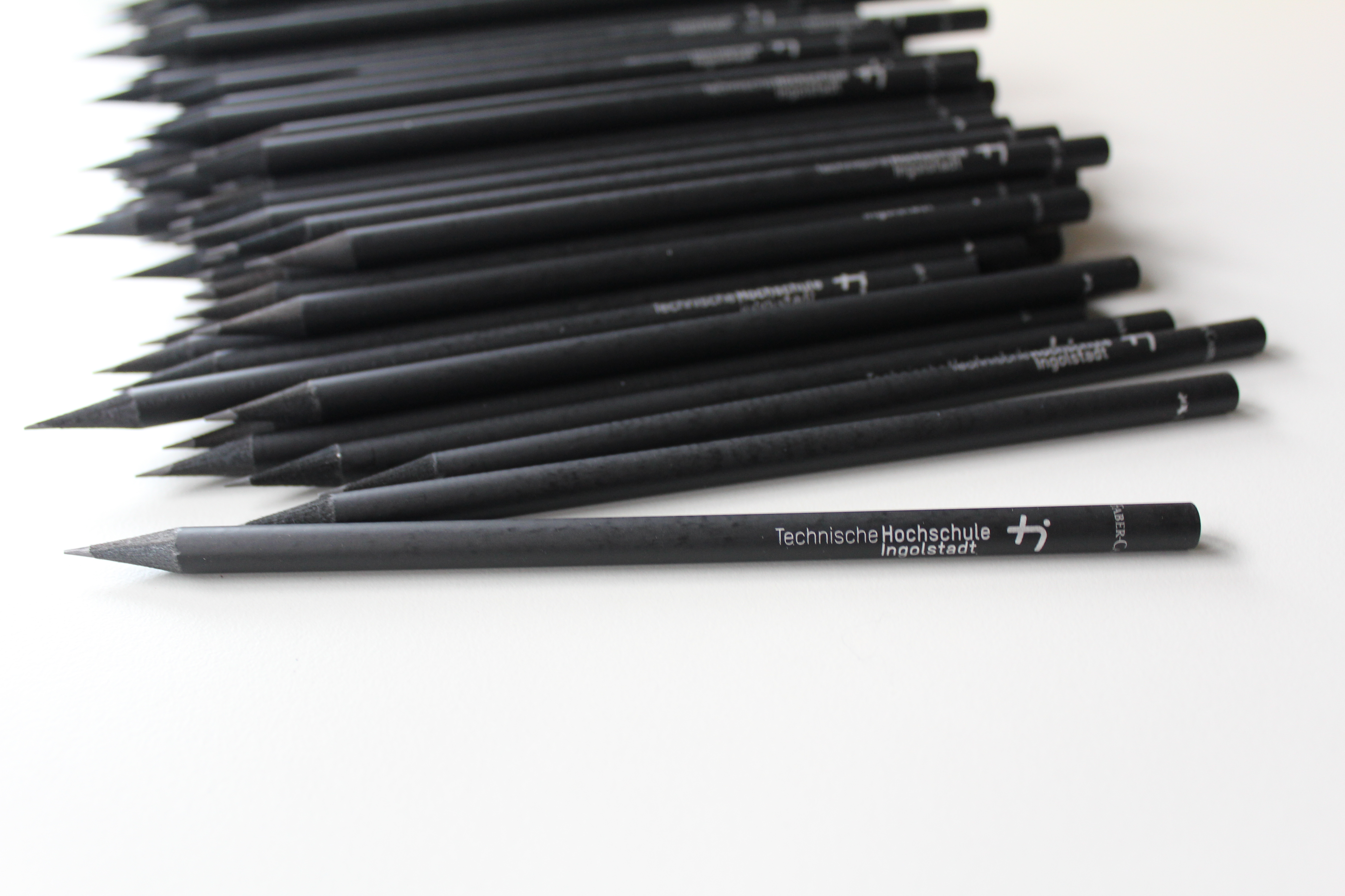 Viele schwarze THI-Bleistifte