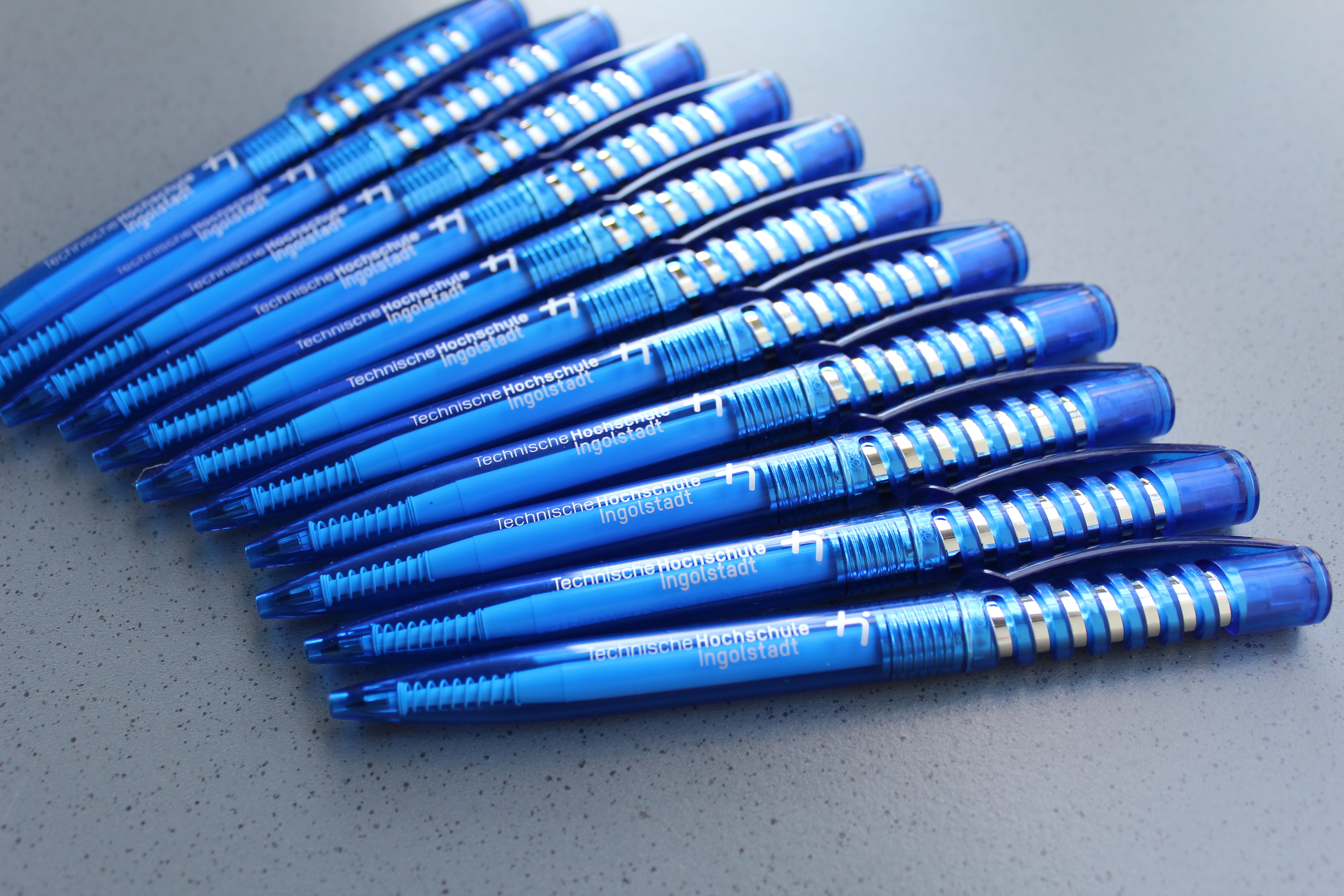Mehrere blaue THI-Kugelschreiber liegen nebeneinander