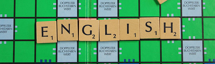 Ein Scrabble-Spielbrett mit dem Wort "English"